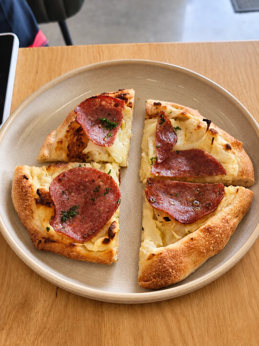 A freshly served pizza at Omanawa Cafe